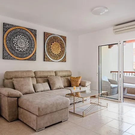 Comfortable 4-bedroom With Private Gardens * أذيخي