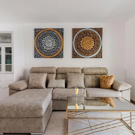 Comfortable 4-bedroom With Private Gardens Адехе