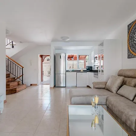 Comfortable 4-bedroom With Private Gardens فيلة