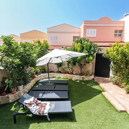 فيلة Comfortable 4-bedroom With Private Gardens *