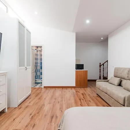 Comfortable 4-bedroom With Private Gardens فيلة *