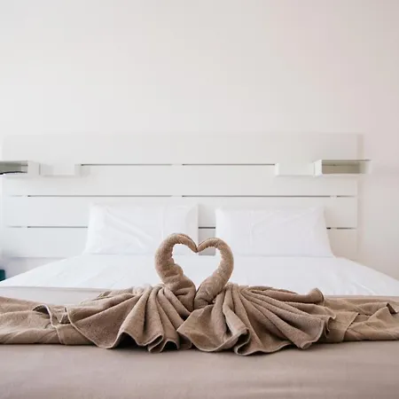 Comfortable 4-bedroom With Private Gardens * Адехе
