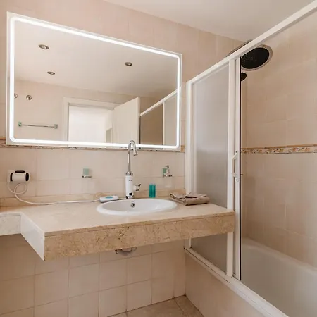 Comfortable 4-bedroom With Private Gardens فيلة