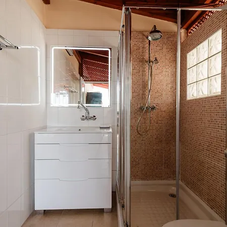 فيلة Comfortable 4-bedroom With Private Gardens أذيخي