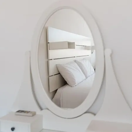 Comfortable 4-bedroom With Private Gardens Вилла Адехе