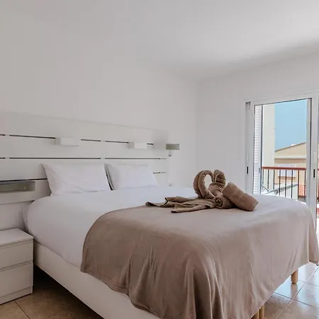 Вилла Comfortable 4-bedroom With Private Gardens *