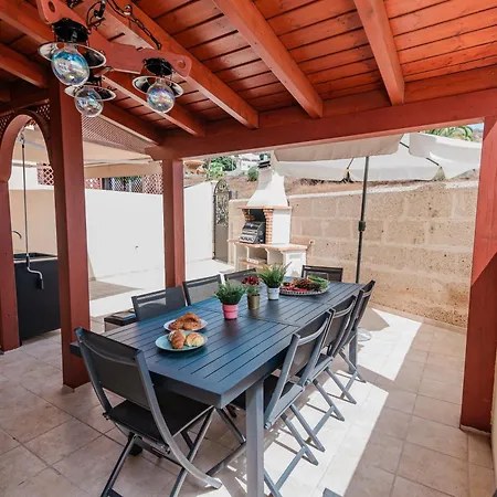 Comfortable 4-bedroom With Private Gardens أذيخي