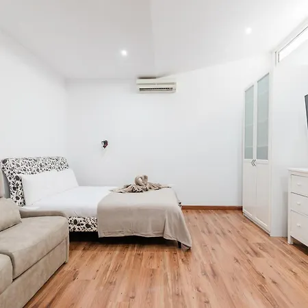 فيلة Comfortable 4-bedroom With Private Gardens