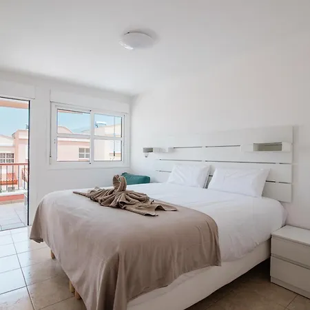 Comfortable 4-bedroom With Private Gardens Адехе