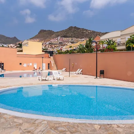 فيلة Comfortable 4-bedroom With Private Gardens أذيخي