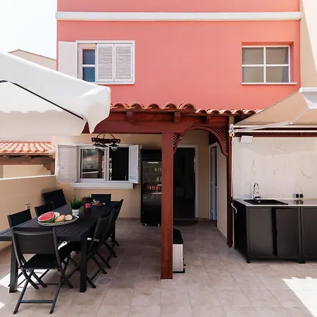 Comfortable 4-bedroom With Private Gardens Вилла Адехе